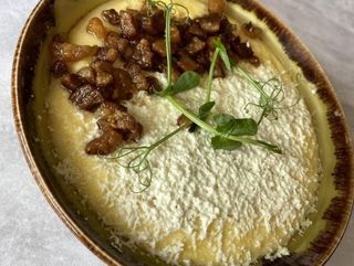 Tradycyjny ukraiński banosz z borowikami