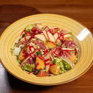 Salata cu camembert in panko