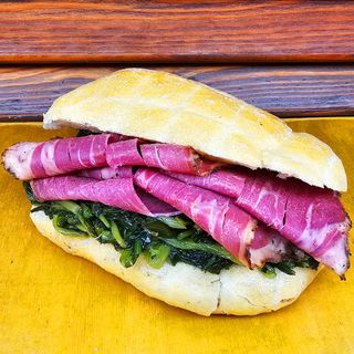 Panino con pastrami e cicoria ripassata