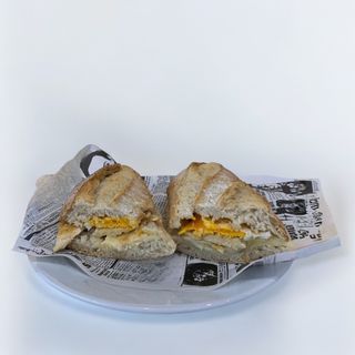 Bocadillo De Pollo Con Queso Y Huevo