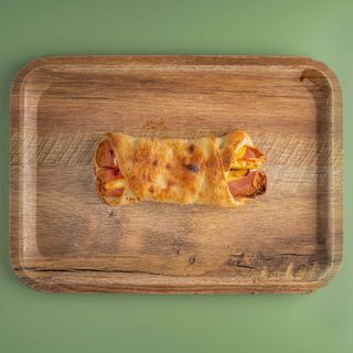 Hot dog con salse e patatine fritte