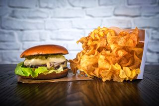 Burger cu brânză de burduf  și dulceață de pere si cuișoare