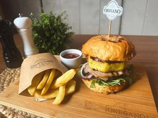 Burger z frytkami z batatów