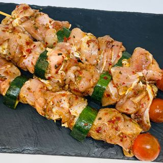 Brochetas De Pollo Con Calabacín y tomatito (3 und)