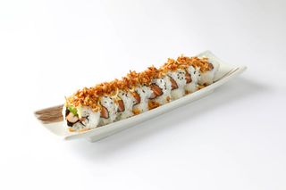 Uramaki Salmón, Aguacate, Cangrejo Y Cebolla Crujiente  (8 Uds.)