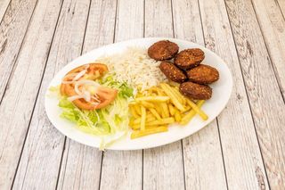 Falafel con ensalada, patatas y arroz