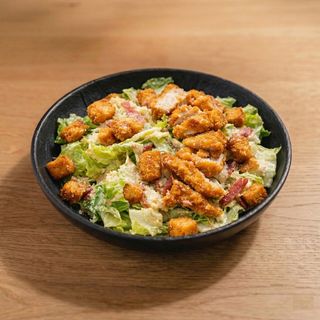 Cogollos de lechuga con pollo crujiente, grana padano y César