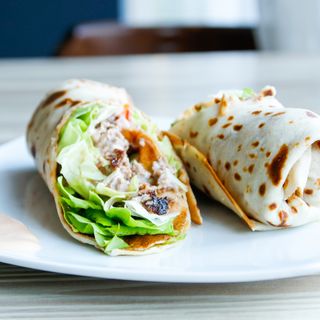 20.Clătită cu carne de vită, salată, roșii, sos rosa