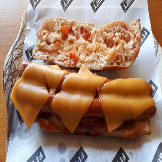 (19)BOCADILLO CON FRANKFURT PICANTE, BACÓN Y QUESO