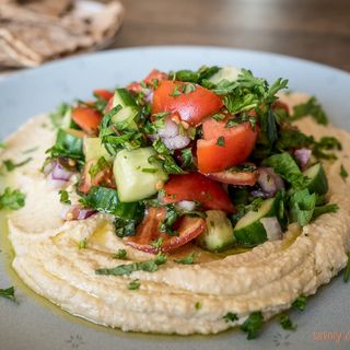 Хумус з арабським салатом 