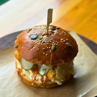 CRISPY BURGER DE PUI CU CARTOFI PROASPETI PRAJITI (NECONGELATI)