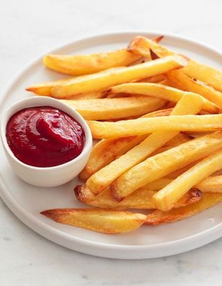 Ración De Patatas Fritas Gratinadas Con Queso