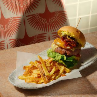 Burger con 2 Eggs y patatas fritas