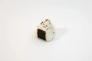 231.Onigiri de salmón (1 pza.)