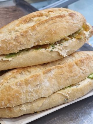 Bocadillo de pollo con aguacate y cebolla caramelizada