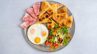 Doručak sa jajima i suvim vratom