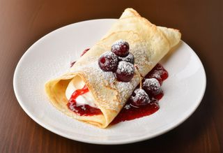 Clătită cu cremă de vanilie și dulceata de vișine