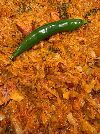 Varza calita cu carnat de casa afumat