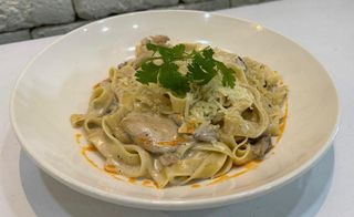 პეტუჩინი ალფრედო ქათმით