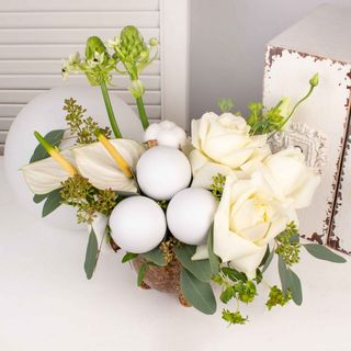 Aranjament cu anthurium, ornitogalum si globuri albe