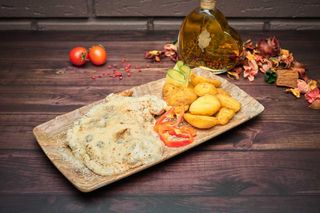 Piept de pui cu sos gorgonzola si miez de nuca cu cartofi copti cu rozmarin