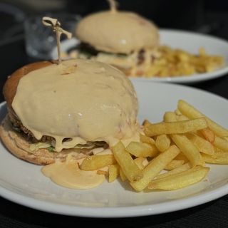 Бургер з яловичиною та вершково - сирним соусом