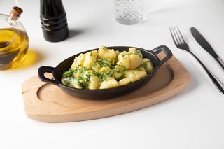 Cartofi natur cu unt şi verdeaţă