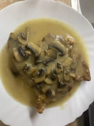 Свинска вратна пържола с гъбен сос (300г)