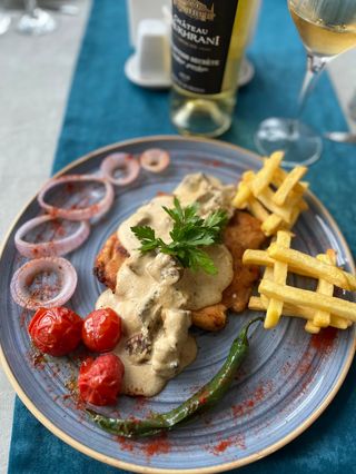 ქათმის სტეიკი ნაღებით და სოკოთი