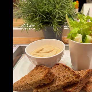 HUMMUS E CRUDITE' DI VERDURE