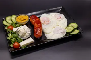 Jaja i kobasica sa sirom