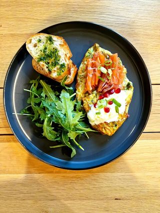 Omletă cu somon fume și iaurt