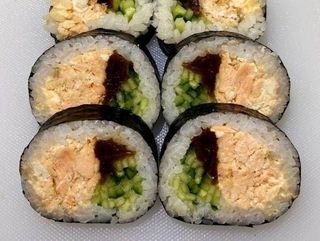 Futomaki z pieczonym łososiem 6 szt.