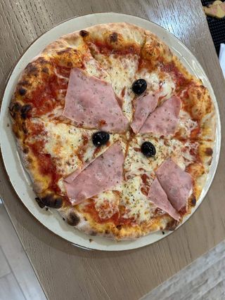 Pizza Vesuvio + gratis piće