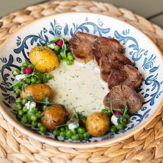 საქონლის ენა კარტოფილით და ნაღების სოუსით