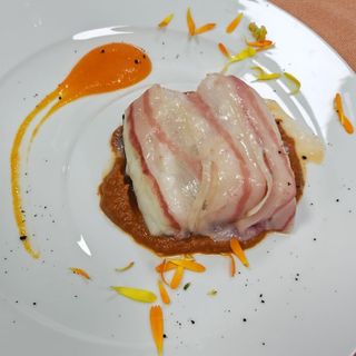 Tronco de bacalao asado con velo de tocino ibérico