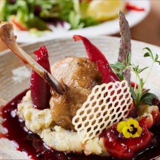 Pulpă de rață confiată, piure de cartofi cu trufe și sos de rodie