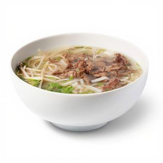 Sopa de fideos de arroz con bolita de ternera