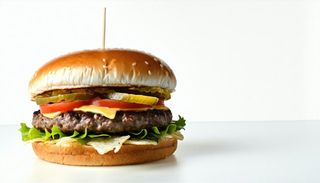 Hamburger di bovino e patatine