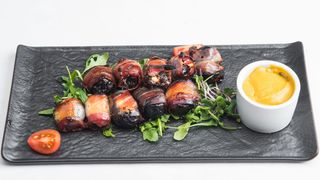 Suve šljive sa kozjim sirom