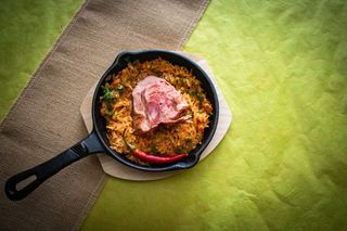 Ciolan de porc dezosat cu varza calita