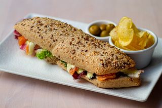 Bocadillo De Pan Integral Con Salmón Ahumado