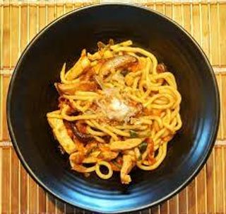 Udon con gamberi e zucchini