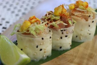 Gunkan de Hamachi (pez limón) con guacamole y jengibre