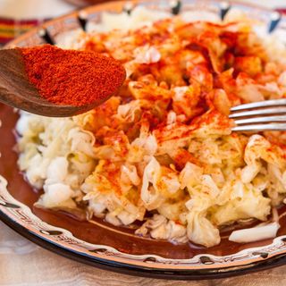 Кисело зеле с червен пипер