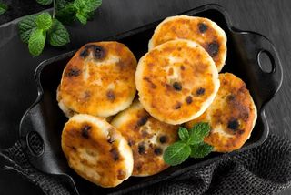 Domaći sirniki pripremljeni od svežeg sira i grožđica 250g