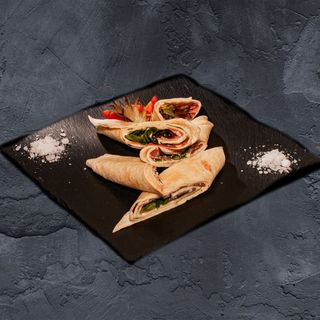 Рола от лаваш Прошуто и пикантно сирене   200г