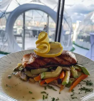 Somon mediteranean pe pat de legume julien