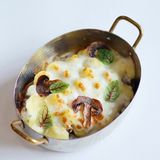 ТРЮФЕЛЬНАЯ ГОВЯДТИНА С ГИБАМИ И КАРАМЕЛЬНЫМ ЛУКОМ И СЫРОМ