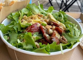 Lattughino, pomodori secchi, carciofi rustici, noci, salsa ols